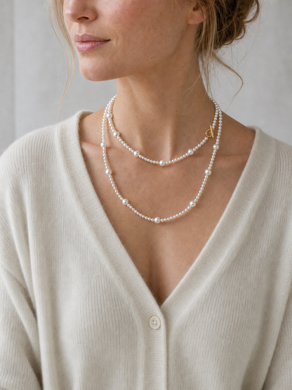 Freshwater pearl sweater chain in white with mirror-like luster and refined silver finish