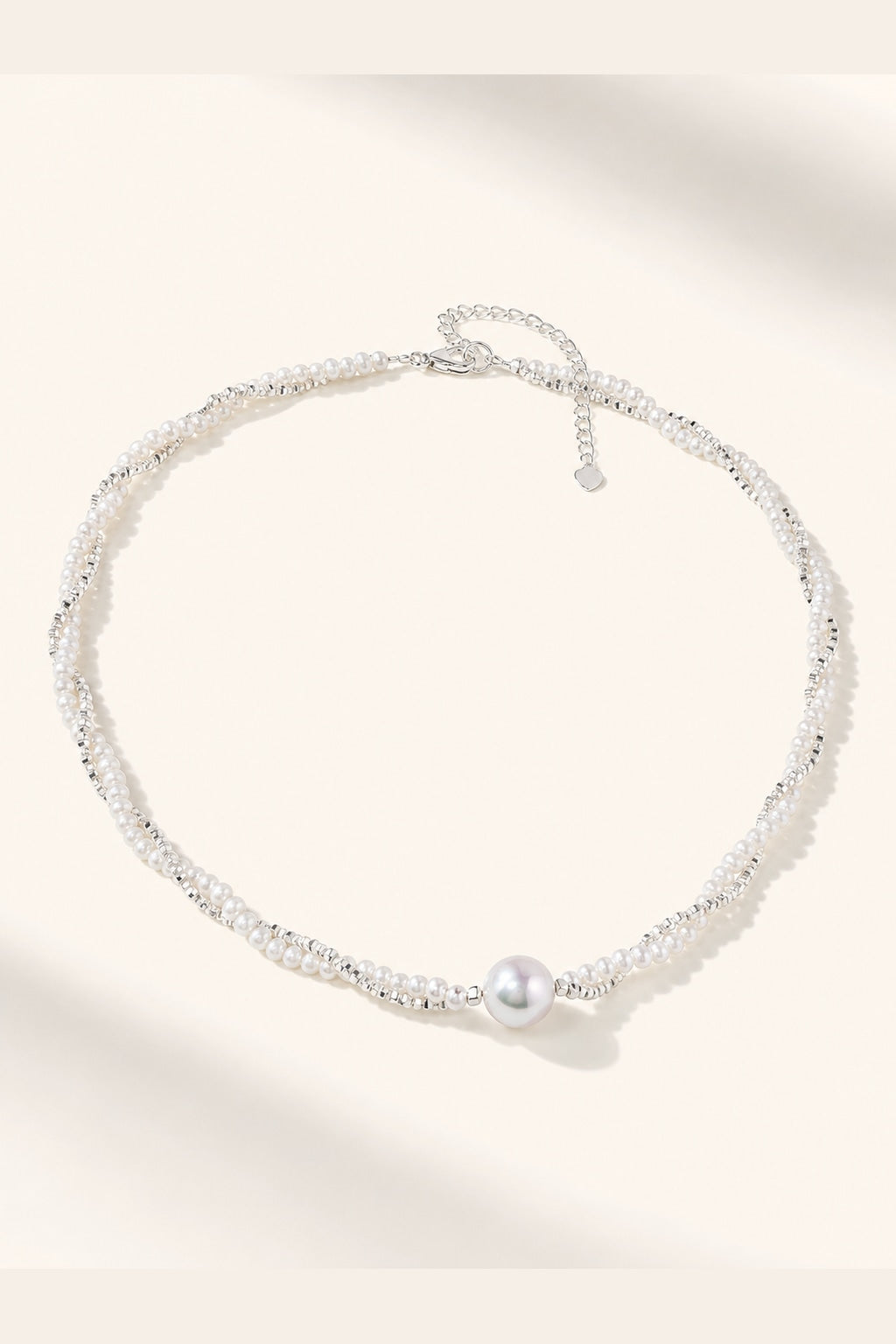 White freshwater pearl necklace with mirror-like luster and 11–12mm statement pearl